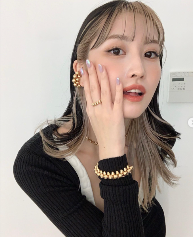 Tóc nhuộm kiểu Peekaboo highlights: Kiểu nhuộm peekaboo highlights đang là một trong những trào lưu được yêu thích tại Hàn Quốc nhờ hiệu ứng ẩn - hiện đầy thú vị. Phần màu nổi bật được giấu dưới lớp tóc bên ngoài hoặc quanh khung mặt, tạo cảm giác bất ngờ mỗi khi bạn buộc tóc hay chia ngôi theo từng lớp. Điều tuyệt nhất ở kiểu tóc này là tính linh hoạt, không có quy tắc cố định, bạn có thể tự do phối hai tông màu theo sở thích Đây là lựa chọn lý tưởng cho mùa cuối năm khi bạn muốn thay đổi nhẹ nhưng vẫn đủ ấn tượng.