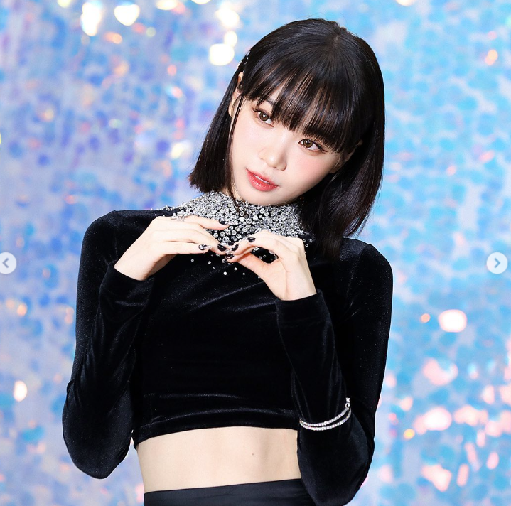 Tóc lob ngang vai: Kiểu lob ngang vai kết hợp với mái của Chaewon (Le Sserafim) đang trở thành gợi ý cực hot cho mùa lễ hội. Phần đuôi tóc hơi vểnh nhẹ tạo cảm giác trẻ trung, thanh thoát, trong khi độ dài trên vai giúp tổng thể trông gọn gàng và thanh lịch. Để tạo lại kiểu tóc này, bạn chỉ cần sấy tóc theo hướng từ trên xuống, giữ form thẳng tự nhiên và uốn nhẹ phần đuôi ra ngoài. 