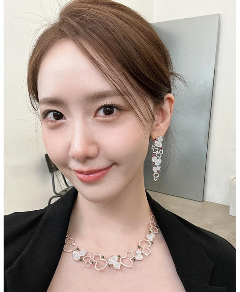 Tóc mái ngôi lệch: Rẽ ngôi lệch, dù lệch nhẹ hay lệch sâu, đều giúp tạo độ phồng và ''hack'' gương mặt nhỏ gọn. Khi tham dự các sự kiện cuối năm, kiểu tóc ngôi lệch này kết hợp với t búi cao hoặc uốn sóng sẽ giúp chị em có được diện mạo vừa sang chảnh vừa quyến rũ.