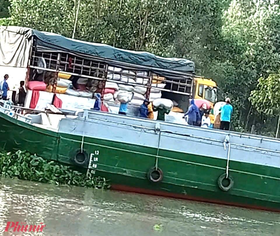 HTX Thủy Mộc lên xuống lúa hàng hóa ở bến bãi trái phép. Ảnh: H Trọng