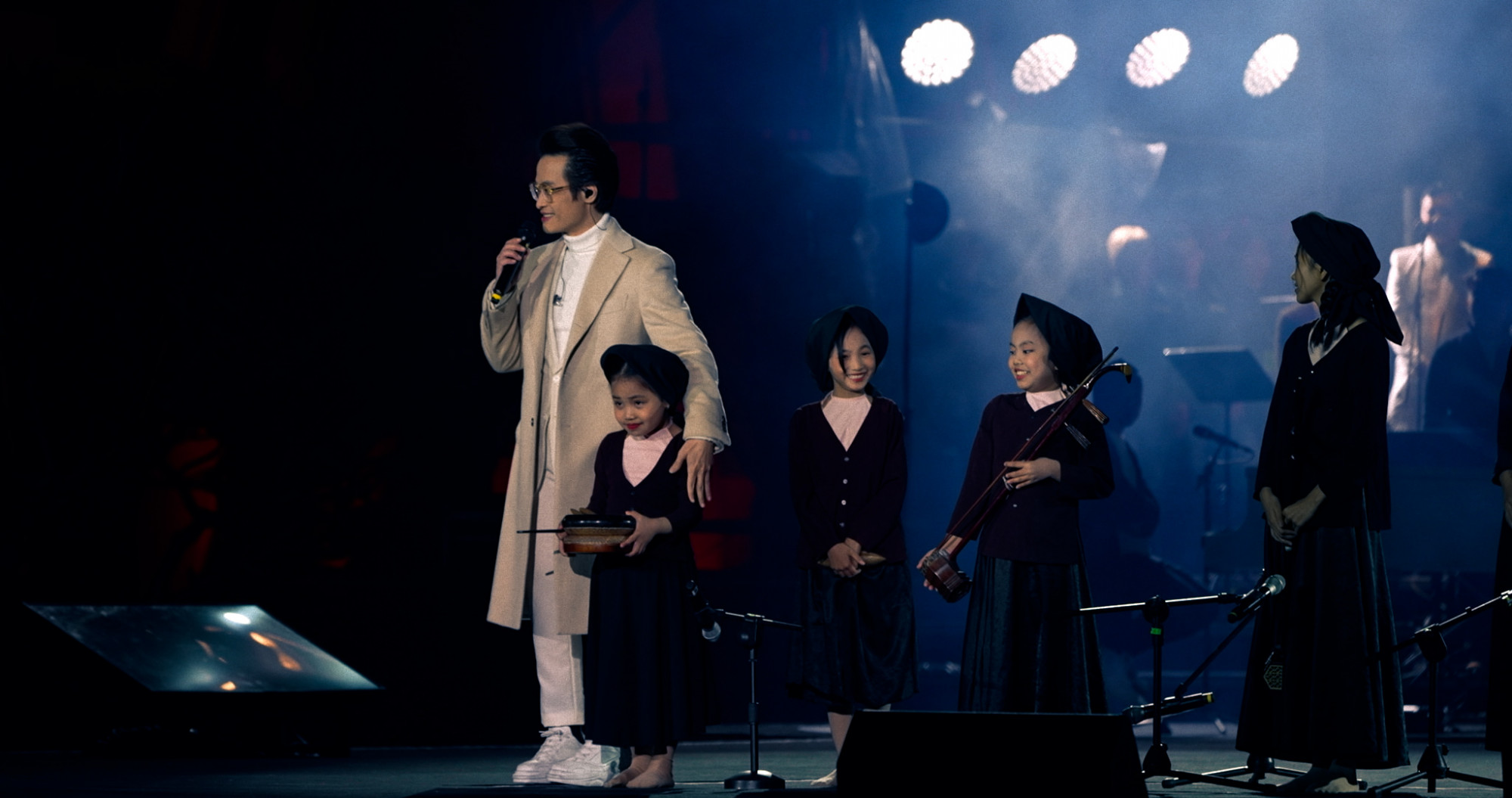 Hà Anh Tuấn mở màn concert Chân trời rực rỡ bằng ca khúc Xin chào Việt Nam kết hợp với nghệ thuật hát xẩm.