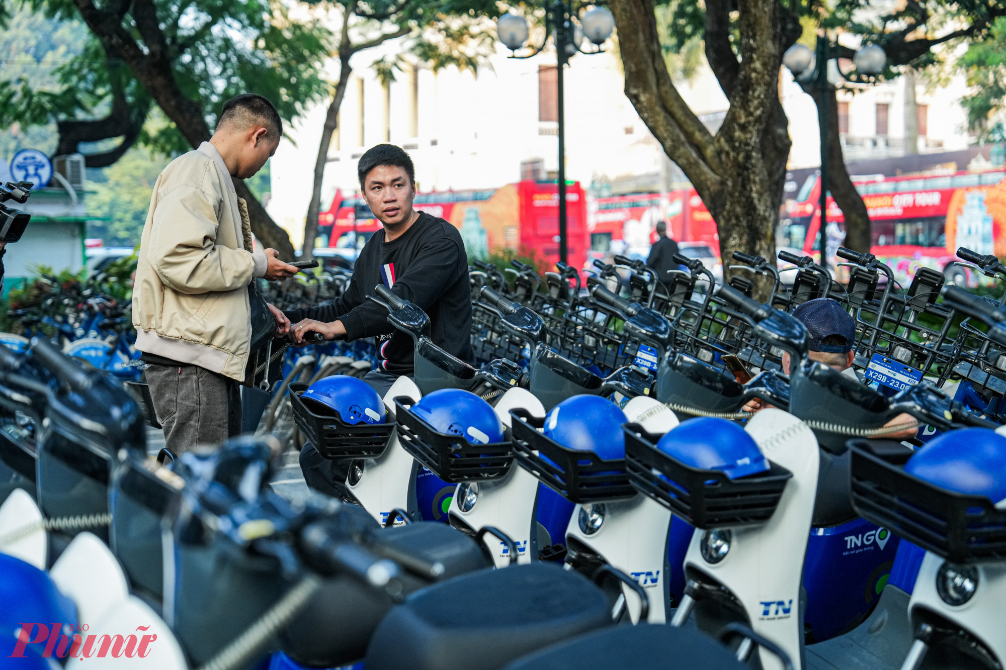 Anh Việt Hưng (22 tuổi, phường Phú Thượng) chia sẻ, mô hình mới đã mở ra một lựa chọn di chuyển tiện lợi, góp phần giảm áp lực lên hệ thống giao thông hiện hữu. “Đây có thể là lựa chọn lý tưởng để  di chuyển trong thời gian tới khi Hà Nội đang dần hướng đến phát triển giao thông xanh.”