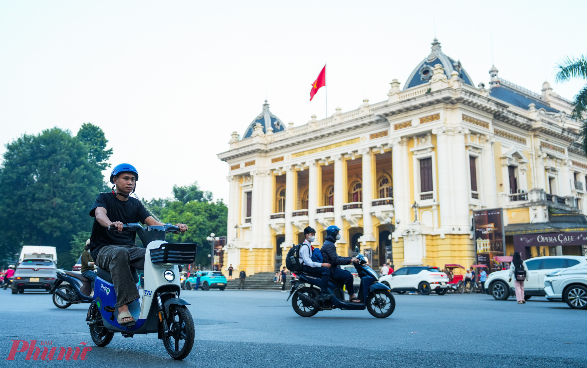 Sau mỗi lần đổi pin, xe có thể vận hành quãng đường khoảng 90km, đạt tốc độ tối đa 25km/giờ, tải trọng cho phép tới 130kg và được bố trí giỏ đựng đồ phía trước. 