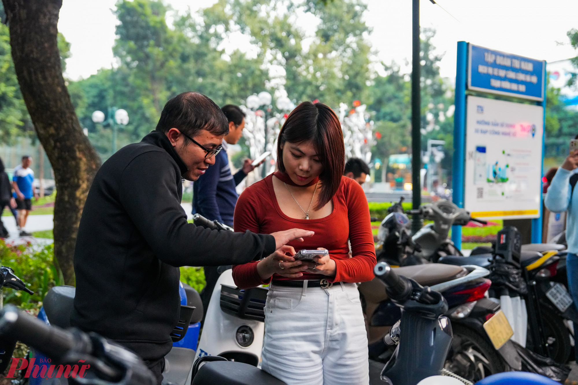 Còn với anh Đức Anh ( phường Xuân Đỉnh) lo lắng trong thời gian qua khi xe máy xăng sắp bị cấm theo giờ đi vào Vành đai 1; Với lộ trình phải di chuyển nhiều để làm việc trong phố trung tâm, anh như trút bỏ được nỗi lo khi biết Hà Nội bắt đầu triển khai 500 xe đạp điện công cộng quanh các phường trong Vành đai 1. 'Phương tiện vận hành ổn định, gọn nhẹ và người dân có thể dễ dàng thao tác qua ứng dụng.' Anh Đức Anh đánh giá.