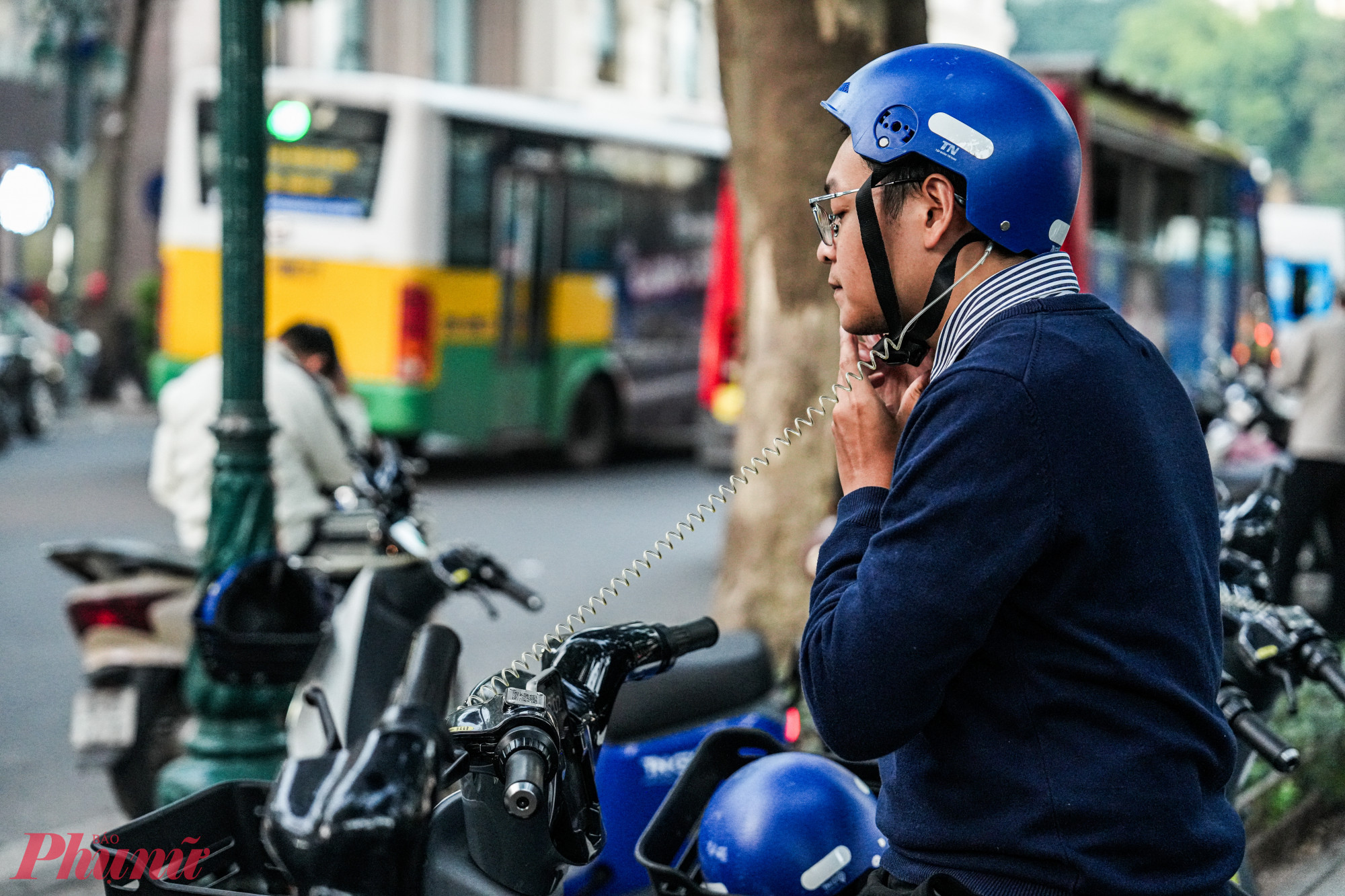 Để khuyến khích người dân thay đổi thói quen, từ ngày 1/12 đến 5/12, dịch vụ miễn phí 15 phút đầu. Sau thí điểm, giá thuê là 10.000 đồng cho 15 phút và 20.000 đồng cho 30 phút. Người dùng bắt buộc từ 16 tuổi trở lên và thao tác qua ứng dụng. Đơn vị cung cấp sẽ giám sát pin và tự động điều phối nhân viên thay pin, người dùng không cần lo sạc điện.