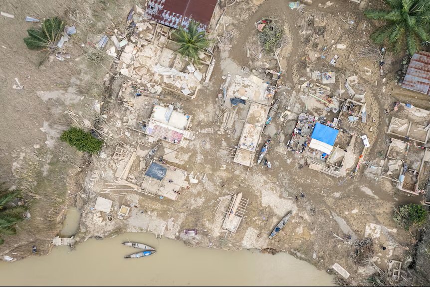 Hậu quả của trận lũ lụt tàn khốc ở khu vực Langkat Regency, Bắc Sumatra, Indonesia - Ảnh: ABC News/Tim Swanston)