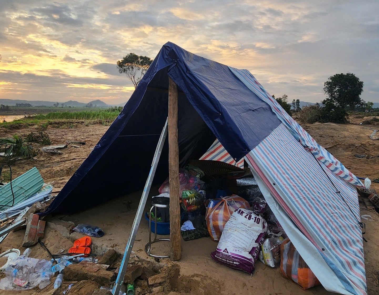 Những chiếc lều được các tình nguyện viên dựng tạm cho người dân sau mưa lũ lịch sử - Ảnh: Đ.L.