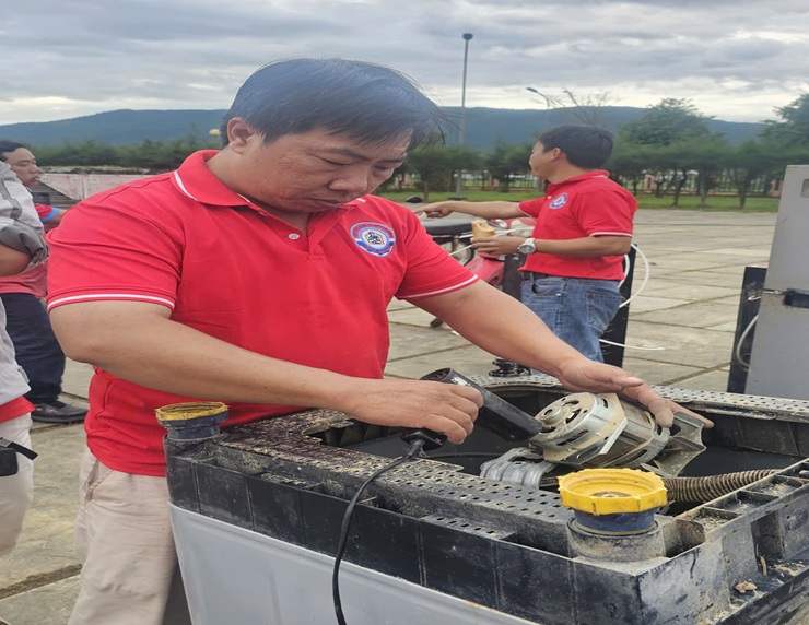 Các tình nguyện viên không quản ngại khó khăn, miệt mài làm việc - Ảnh: P.L.