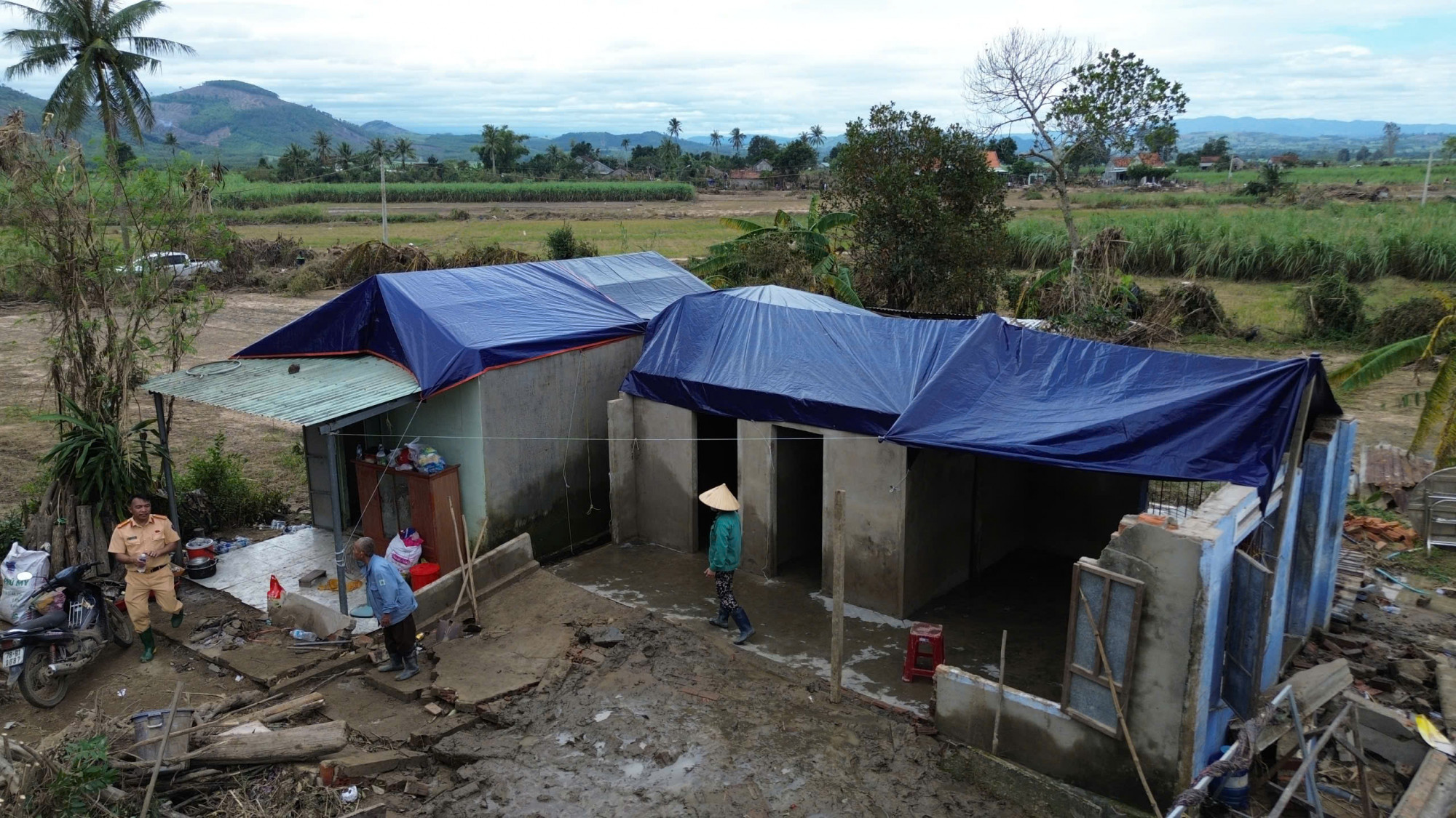 Một căn nhà của người dân được dùng bạt che chắn tạm thời - Ảnh: Đ.L.
