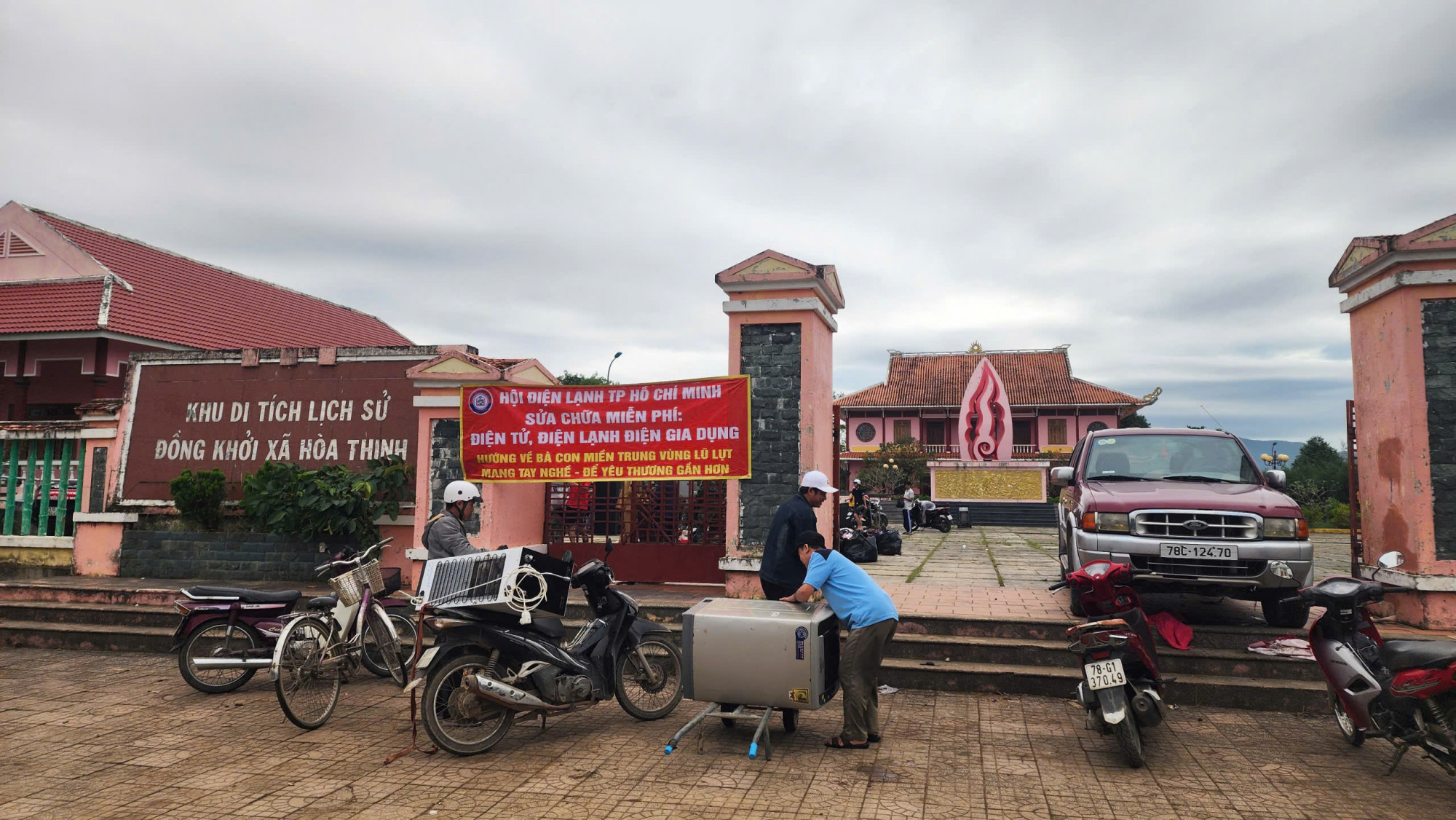 Hội Điện lạnh TP HCM hỗ trợ người dân vùng lũ Đắk Lắk - Ảnh: P.L.