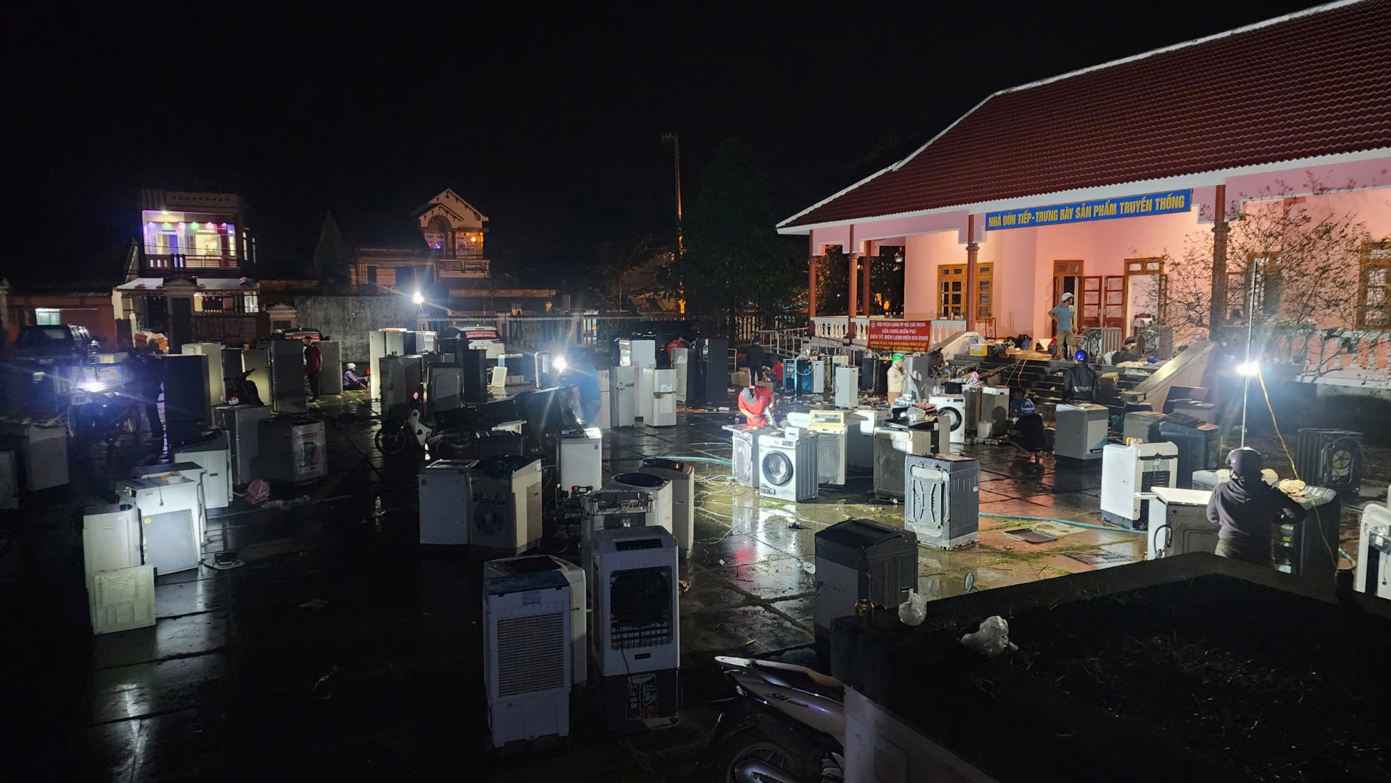 Để người dân vùng lũ sớm có đồ điện sử dụng, mỗi ngày các tình nguyện nguyện viên làm việc từ sáng đển 10 giờ đêm