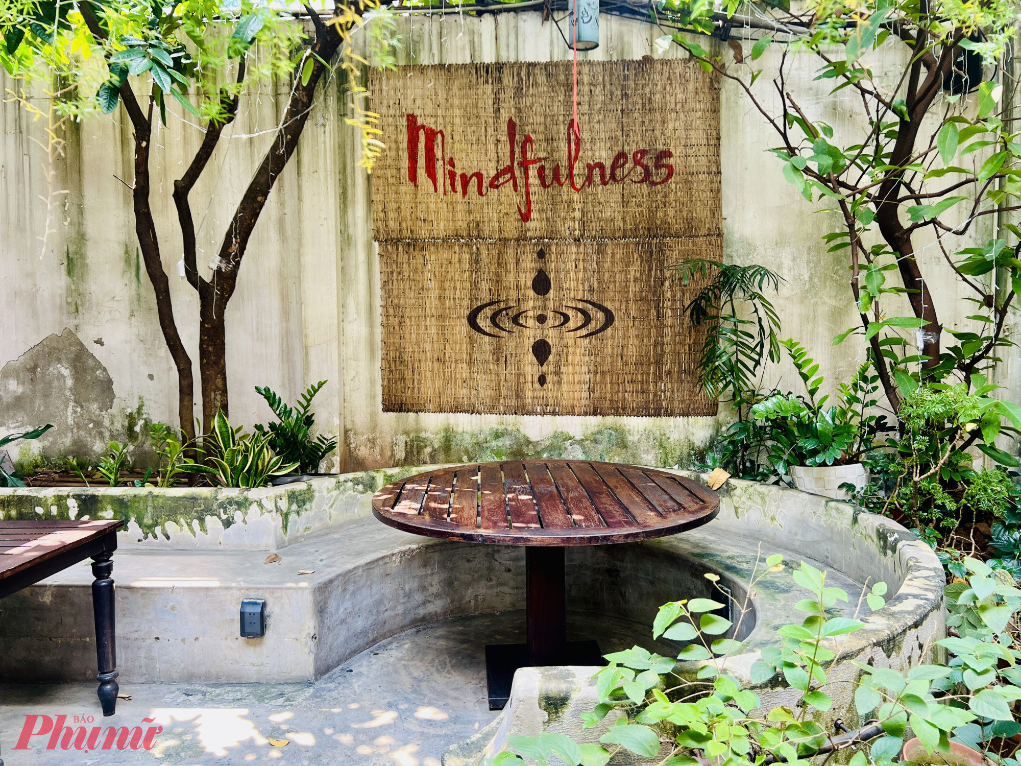 Giữa nhịp sống hối hả của trung tâm TP.HCM, có một góc bình yên khiến bất kỳ ai đặt chân đến cũng muốn chậm lại: Shamballa Kitchen – nhà hàng chay nổi tiếng sở hữu không gian xanh mướt và kiến trúc mang đậm tinh thần Phật giáo Tây Tạng. Đây là điểm đến lý tưởng cho những ai tìm kiếm một bữa ăn thanh lành trong khung cảnh an tĩnh, tách biệt khỏi phố xá ồn ào.