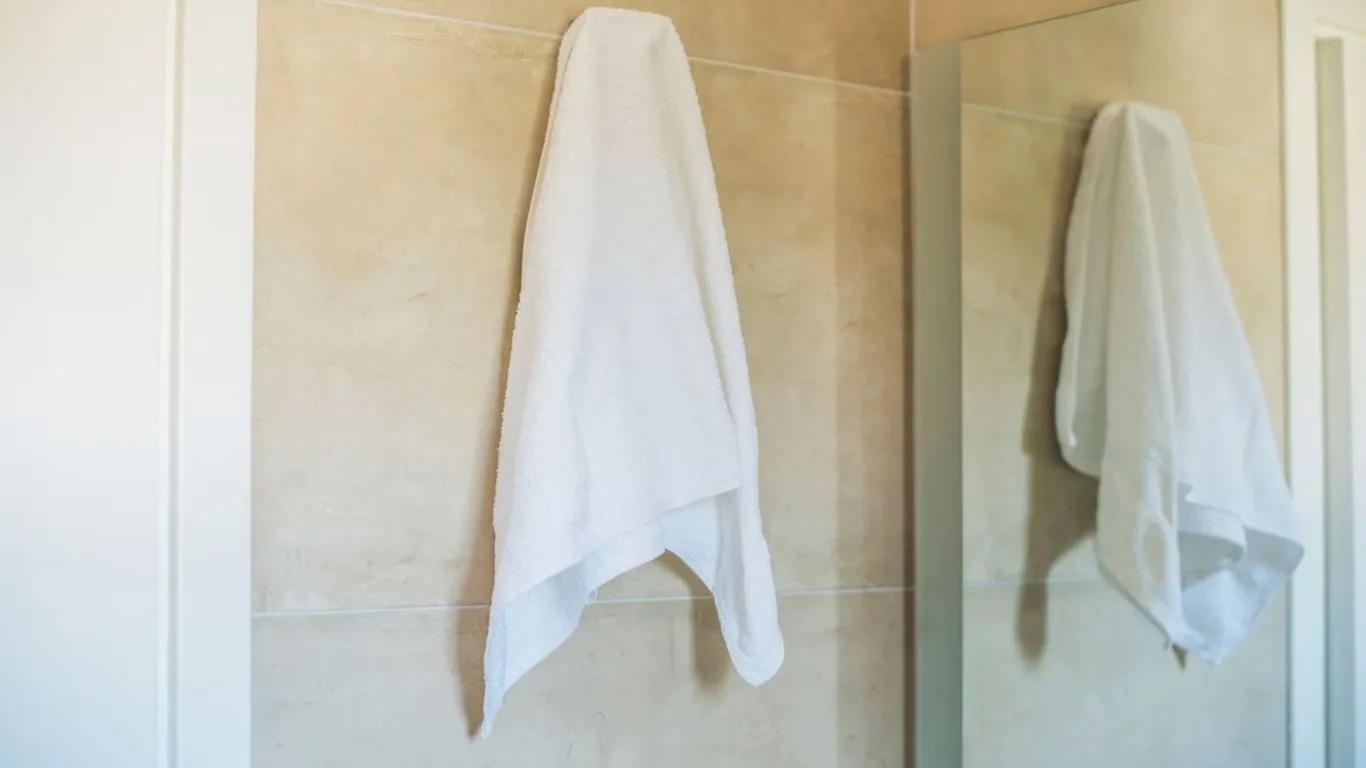 Treo quần áo ướt và khăn ướt. Nhân viên dọn phòng sẽ cảm kích khi khách treo đồ đi biển đã ướt, khăn ướt trong phòng tắm hoặc ban công. Điều này, ngăn ướt sàn nhà và vật dụng bị ướt, động thời giúp việc dọn phòng được nhanh hơn.