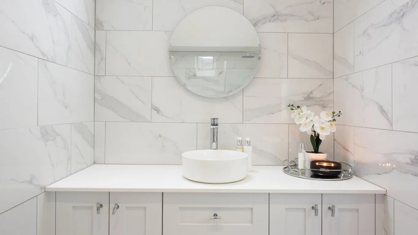 Để gọn gàng đồ dùng cá nhân. Bạn đừng để đồ dùng cá nhân trên bàn trang điểm hoặc bàn làm việc để nhân viên dễ dàng vệ sinh cũng như sắp xếp lại các vật dụng trong phòng. Rác, chai, ly đã qua sử dụng bạn nên cho vào thùng rác hoặc đặt gọn cạnh cửa ra vào. Điều này giúp phòng không bừa bộn và việc dọn phòng được kỹ lưỡng hơn. Khăn đã qua sử dụng, khách có thể ở một khu vực riêng thay vì để khắp phòng để nhân viên dễ dàng nhận biết khăn nào cần phải thay.