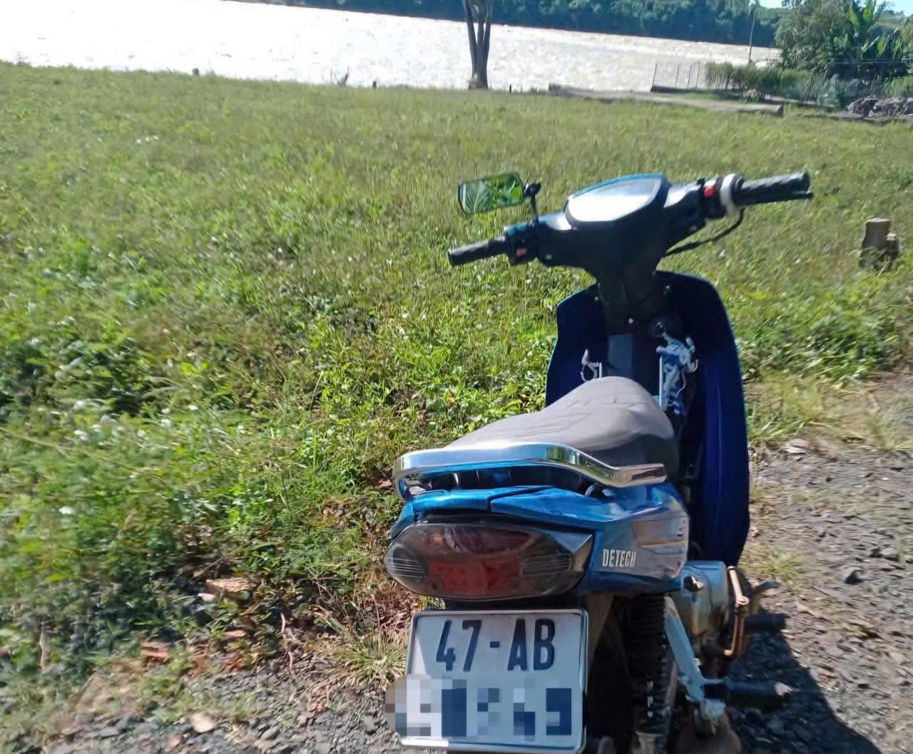 Người dân phát hiện xe máy, cặp sách của em T. ở gần bờ sông Krông Ana - Ảnh: MXH