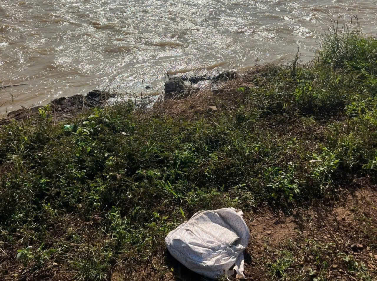 Chiếc cặp sách của em T. được tìm thấy gần chiếc xe máy - Ảnh: MXH