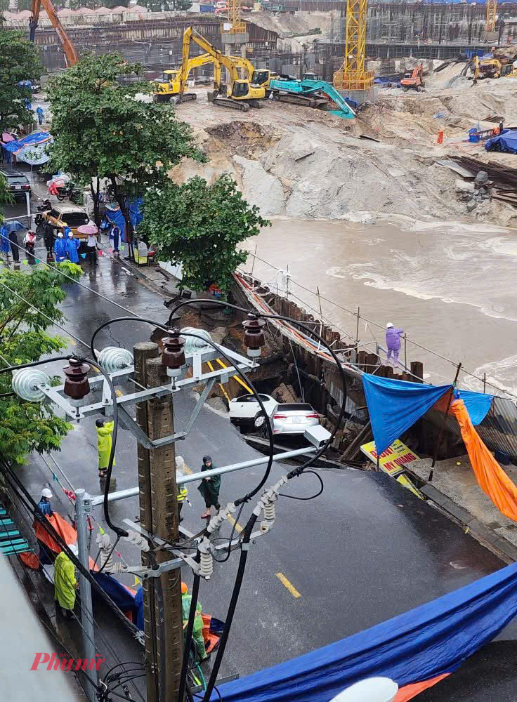 Theo Sở Xây dựng Đà Nẵng, hệ tường vây của công trình Khu đô thị Capital Square 3 bị hở kết hợp mưa làm hổng nền móng, gãy cống thoát nước mưa dẫn đếp sụp nền đất bên ngoài tường vây.