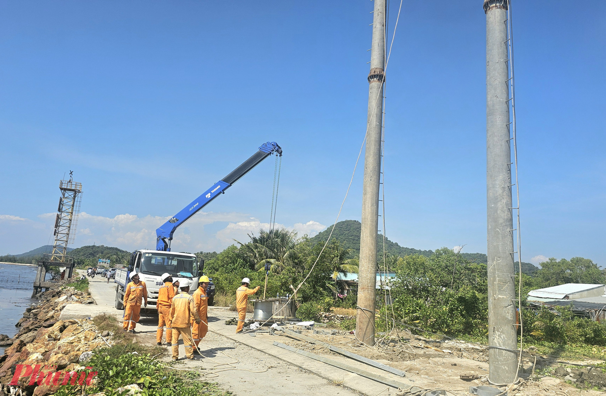 Ngành điện đang nổ lực thực hiện giải pháp tạm thời để giải quyết tình trạng mất điện tại Phú Quốc - Ảnh Phú Hữu