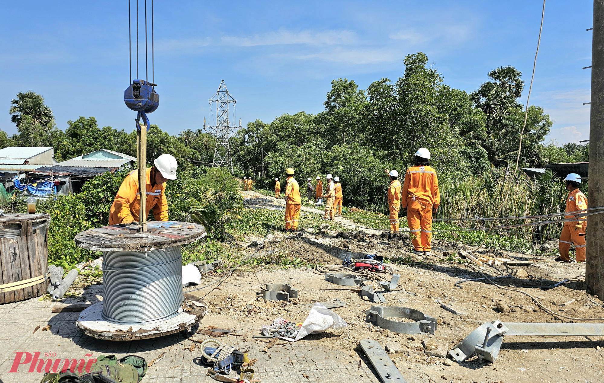 Tổng Công ty điện lực Miền Nam nổ lực khắc phục sự cố mất điện tại khu vực xảy ra sự cố - Ảnh Phú Hữu