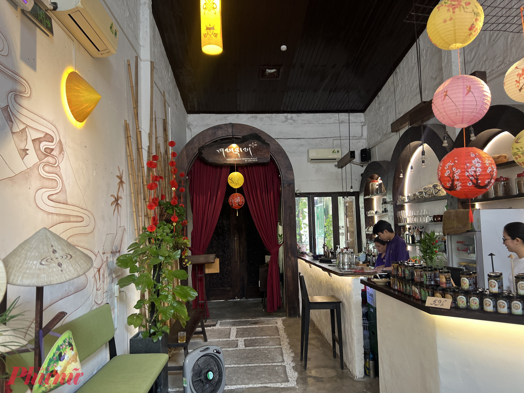 Shamballa gây ấn tượng ngay từ những bước đầu tiên với kiến trúc gỗ chạm khắc tinh tế, tông nâu trầm ấm áp, kết hợp cùng lớp rèm nhiều màu tạo nên cảm giác huyền bí, mờ ảo. Toàn bộ không gian mang hơi thở Tây Tạng: trầm tĩnh, linh thiêng nhưng vẫn gần gũi và rất “thiền”.