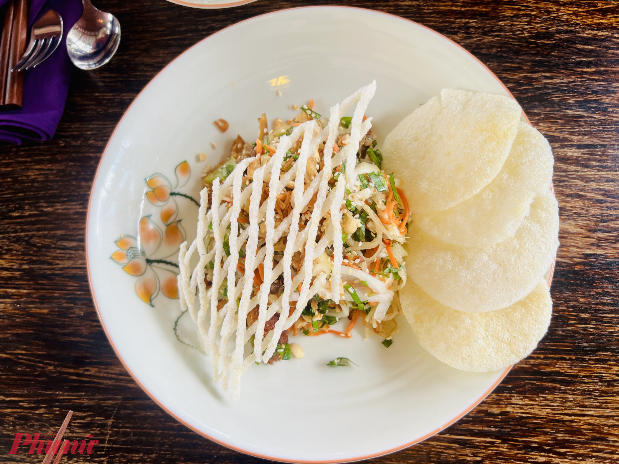 Không chỉ đẹp ở không gian, Shamballa Kitchen còn được biết đến bởi triết lý ẩm thực xanh – lành, sử dụng rau củ tươi, hạn chế phụ gia và ưu tiên phương pháp nấu giữ nguyên vị. Đây cũng là lý do thương hiệu được MICHELIN Guide Bib Gourmand vinh danh tại Đà Nẵng năm 2025.