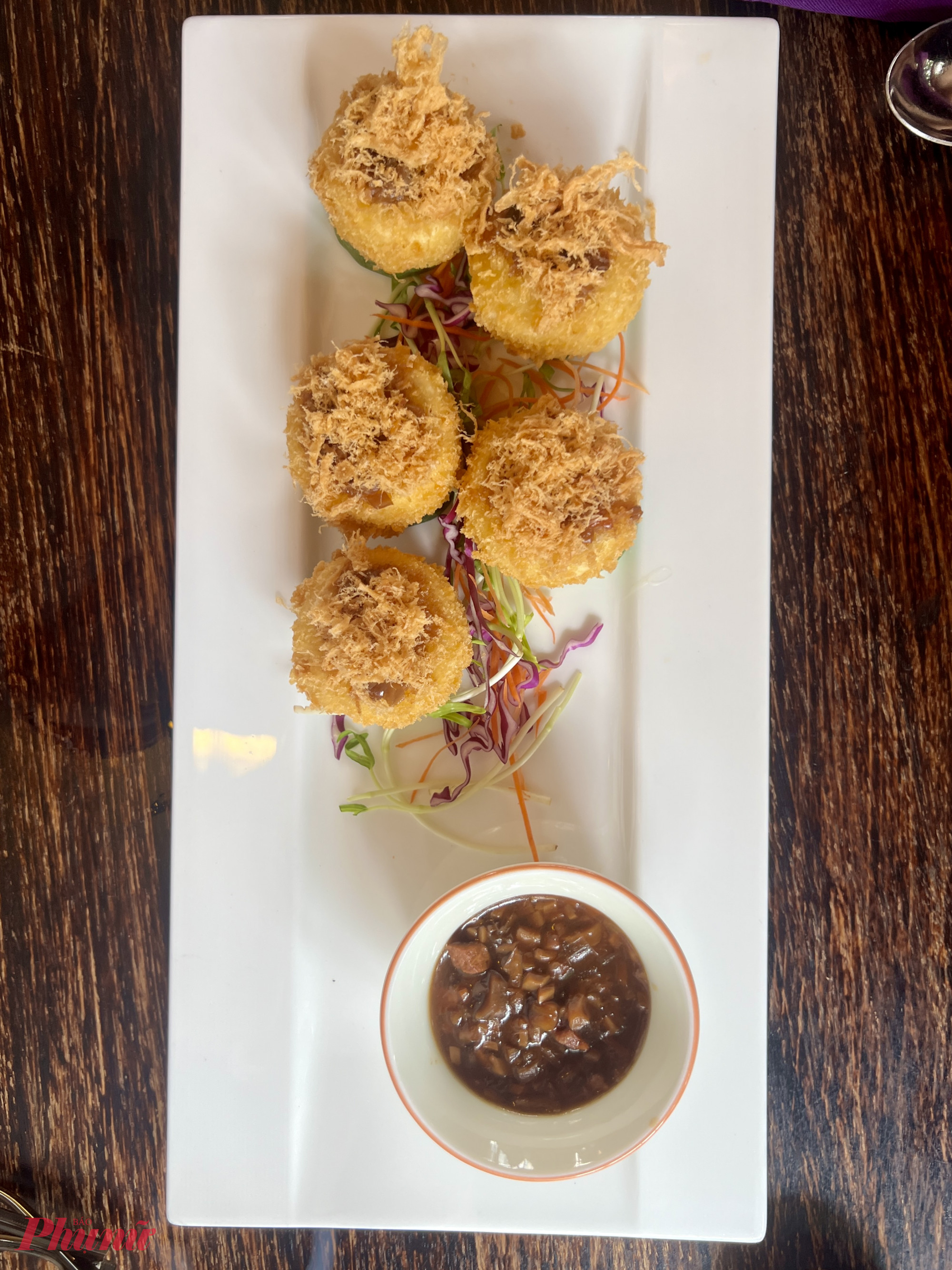 Shamballa đưa tinh hoa ẩm thực Việt vào từng món chay, biến những nguyên liệu quen thuộc trở nên thanh tao, tròn vị và hài hòa. Từ các món signature như cà ri chuối sáp, canh chua, bún Huế đến những món nhẹ kiểu fusion, tất cả đều mang sắc thái riêng, không nặng dầu – không ngấy – không cầu kỳ nhưng luôn đầy cảm hứng.