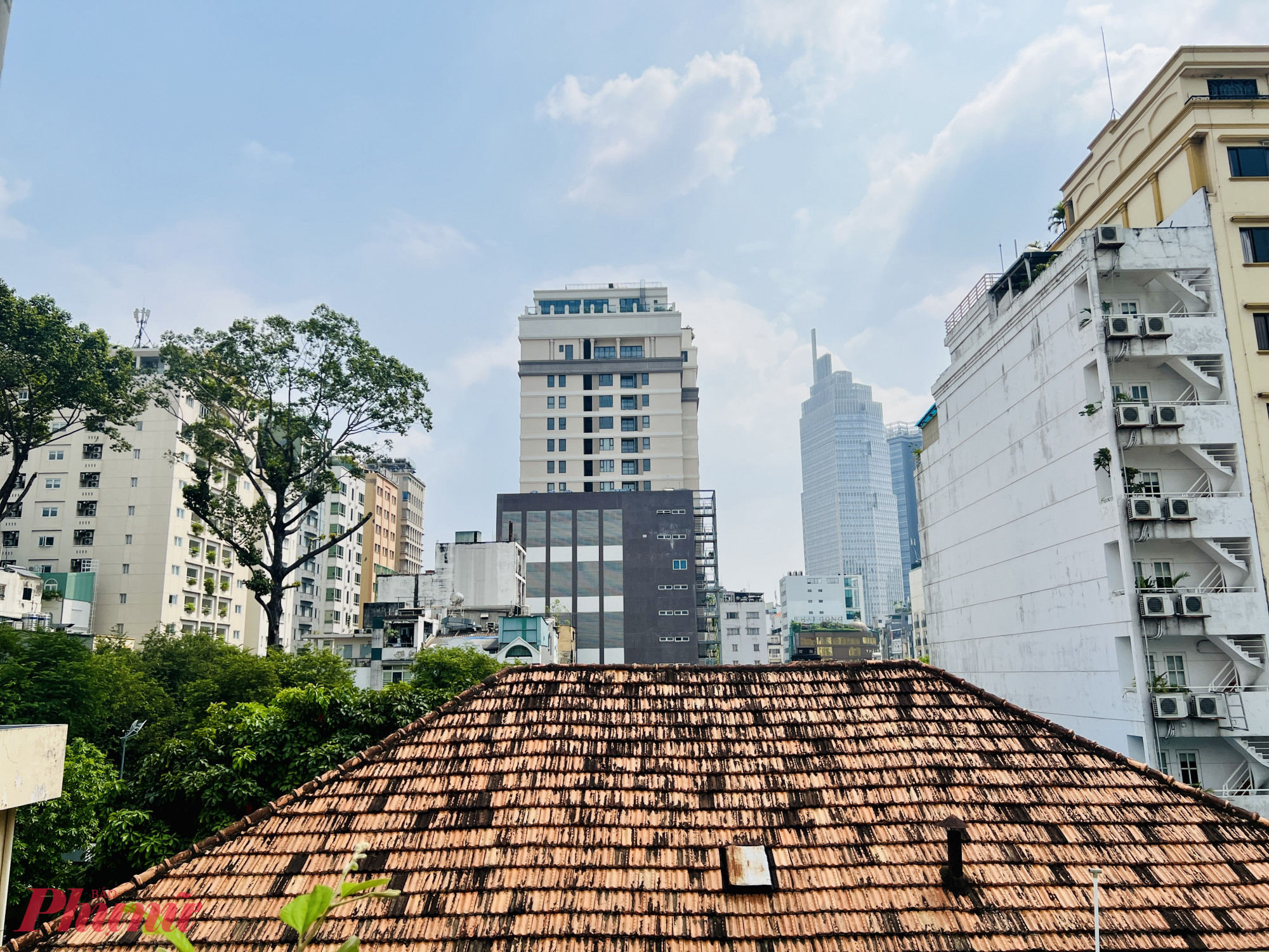 Không gian rooftop này đặc biệt phù hợp cho những buổi chiều muộn hoặc tối nhẹ nhàng, nơi gió lùa qua những chậu cây, tạo cảm giác thư thái hiếm có ở trung tâm thành phố.