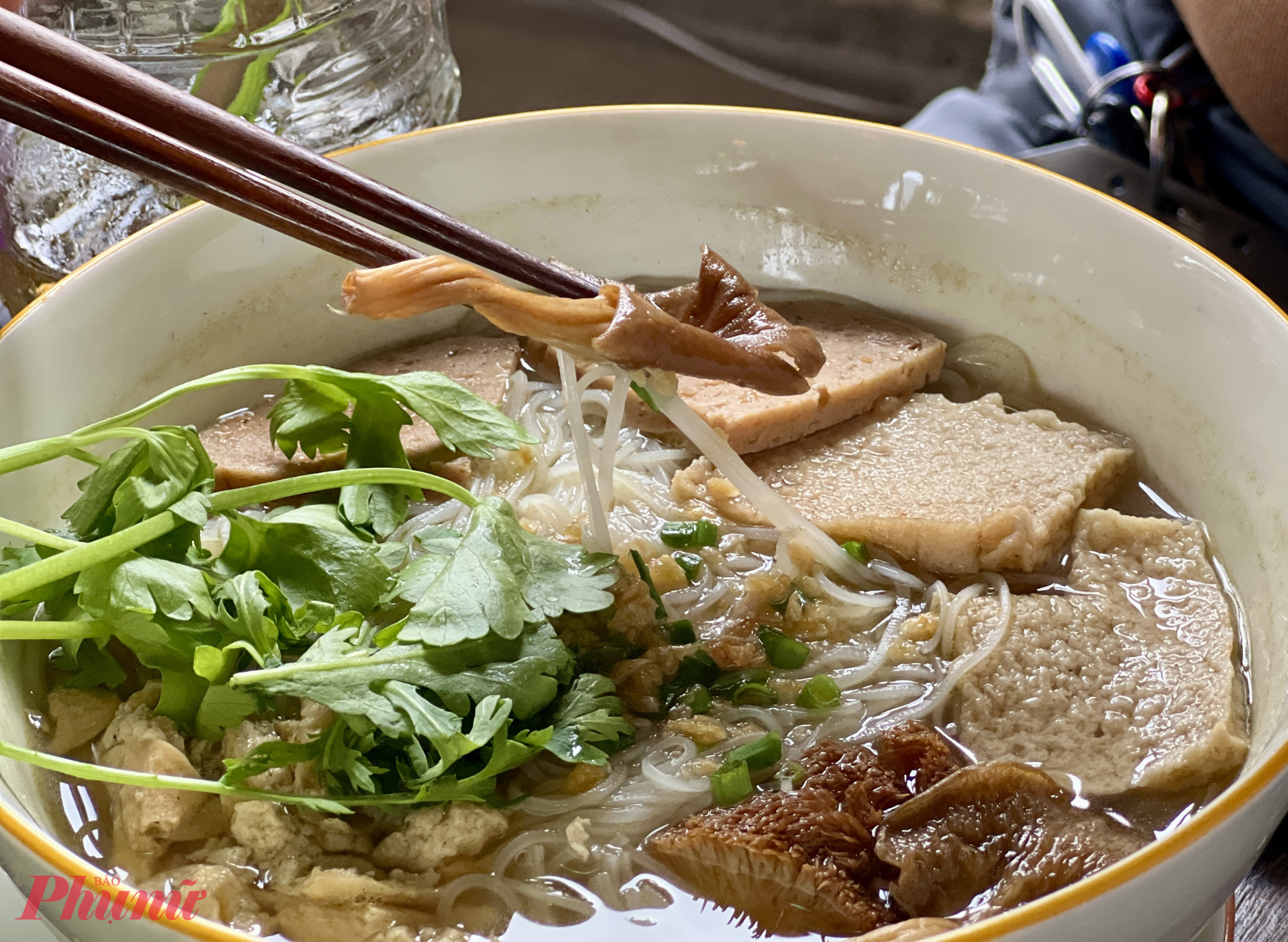 Nhà hàng có thực đơn khoảng 80 món, từ bún, phở, miến...chuẩn vị quê nhà, đến các món ăn chay theo phong cách Á- Âu.