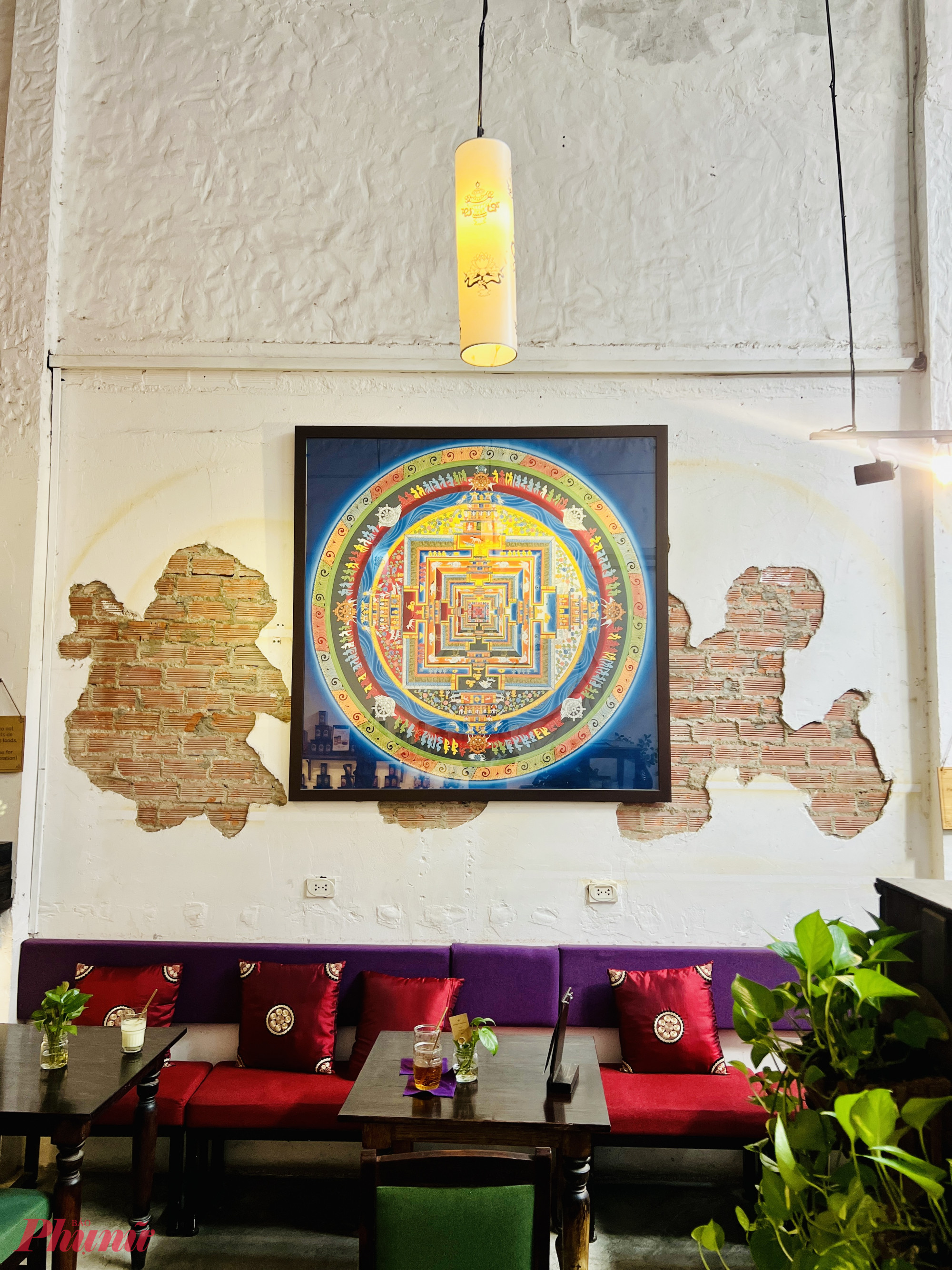 Ở trung tâm nhà hàng là một khu vườn nhỏ và hồ cá xinh xắn, trở thành điểm nhấn níu chân mọi ánh nhìn. Âm thanh róc rách của nước, màu xanh len lỏi giữa gỗ và đá khiến thực khách có cảm giác như đang ghé thăm một ngôi tự viện nhỏ ẩn mình trong lòng phố thị.