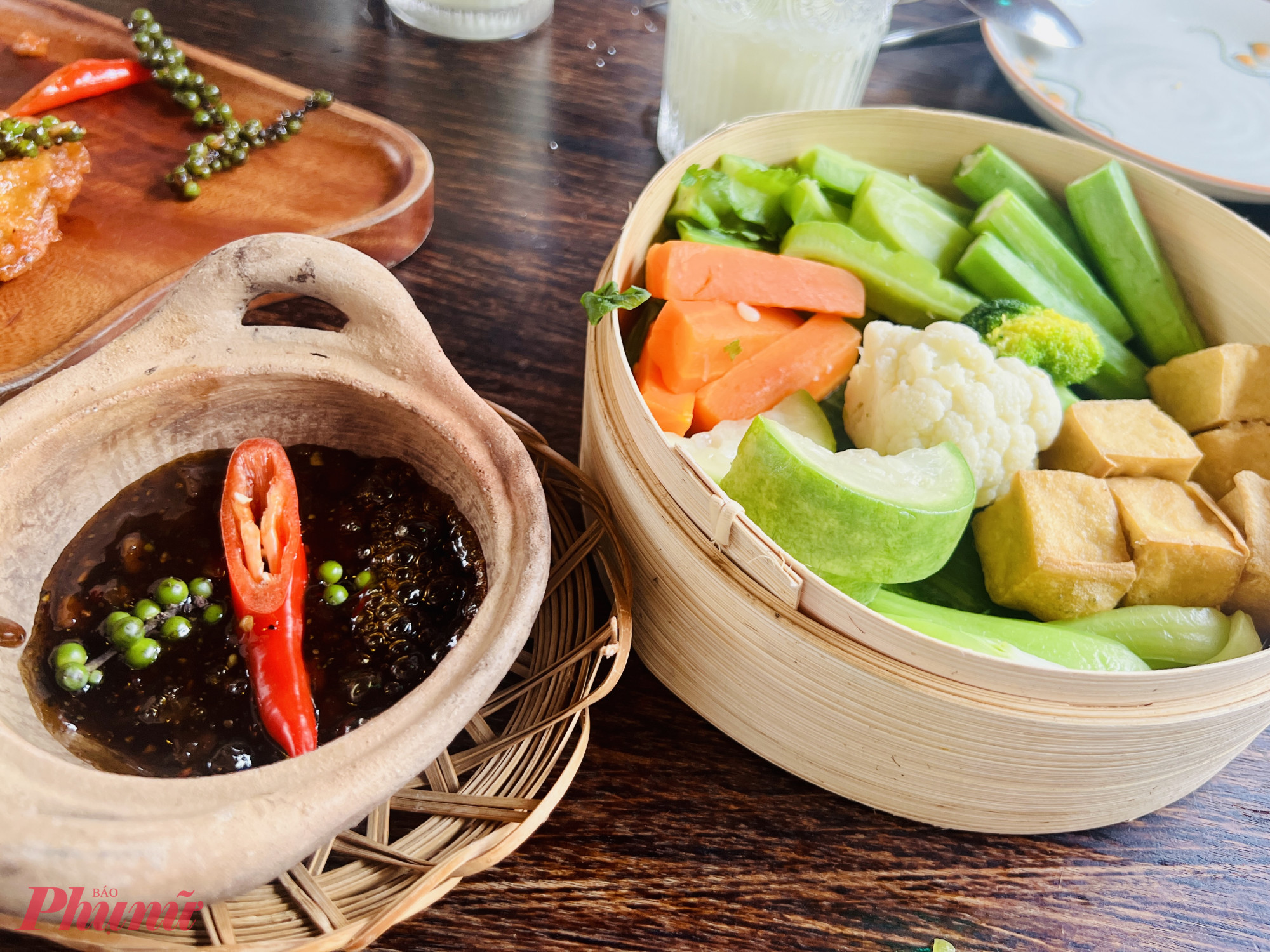 Kho quẹt chay, ăn cùng rau xanh đậm đà.