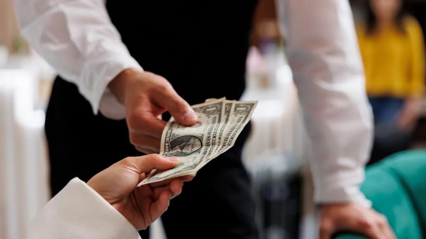 Tiền boa. Bạn có thể chi 3-5 đô la Mỹ mỗi đêm khi ở khách sạn phổ thông, còn ở khách sạn cao cấp thì là 5-10 đô la Mỹ. Bạn nên để trong phong bì và ghi rõ dọn phòng thì sẽ đến đúng người. Đây là cách dễ dàng để trân trọng công sức của nhân viên dọn phòng đã mang lại sự thoải mái cho kỳ nghỉ của bạn.