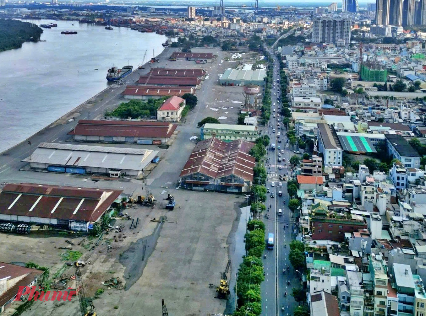 Đường Nguyễn Tất Thành chật hẹp sẽ được mở rộng làm đường ven sông - Ảnh: TQ