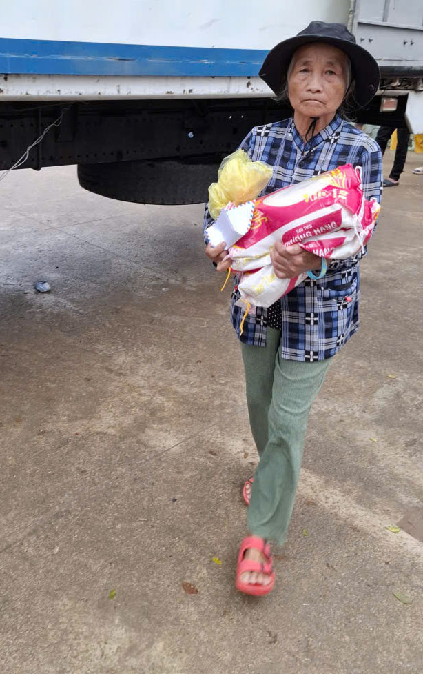 Người dân vùng rốn lũ Hòa Thịnh, tỉnh Đắk Lắk, nhận quà cứu trợ- Ảnh: Mạnh Hoài Nam