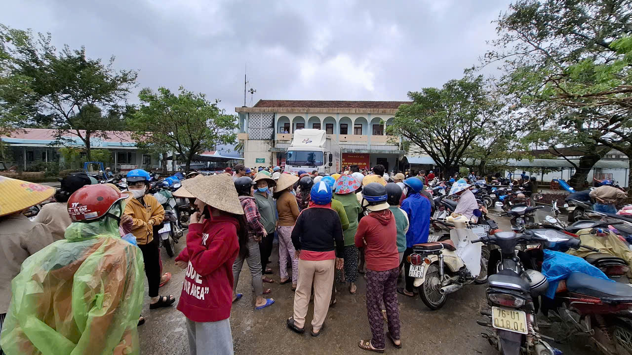 Rất nhiều người dân vùng rốn lũ Hòa Thịnh, tỉnh Đắk Lắk, tập trung chờ nhận quà cứu trợ- Ảnh: Mạnh Hoài Nam