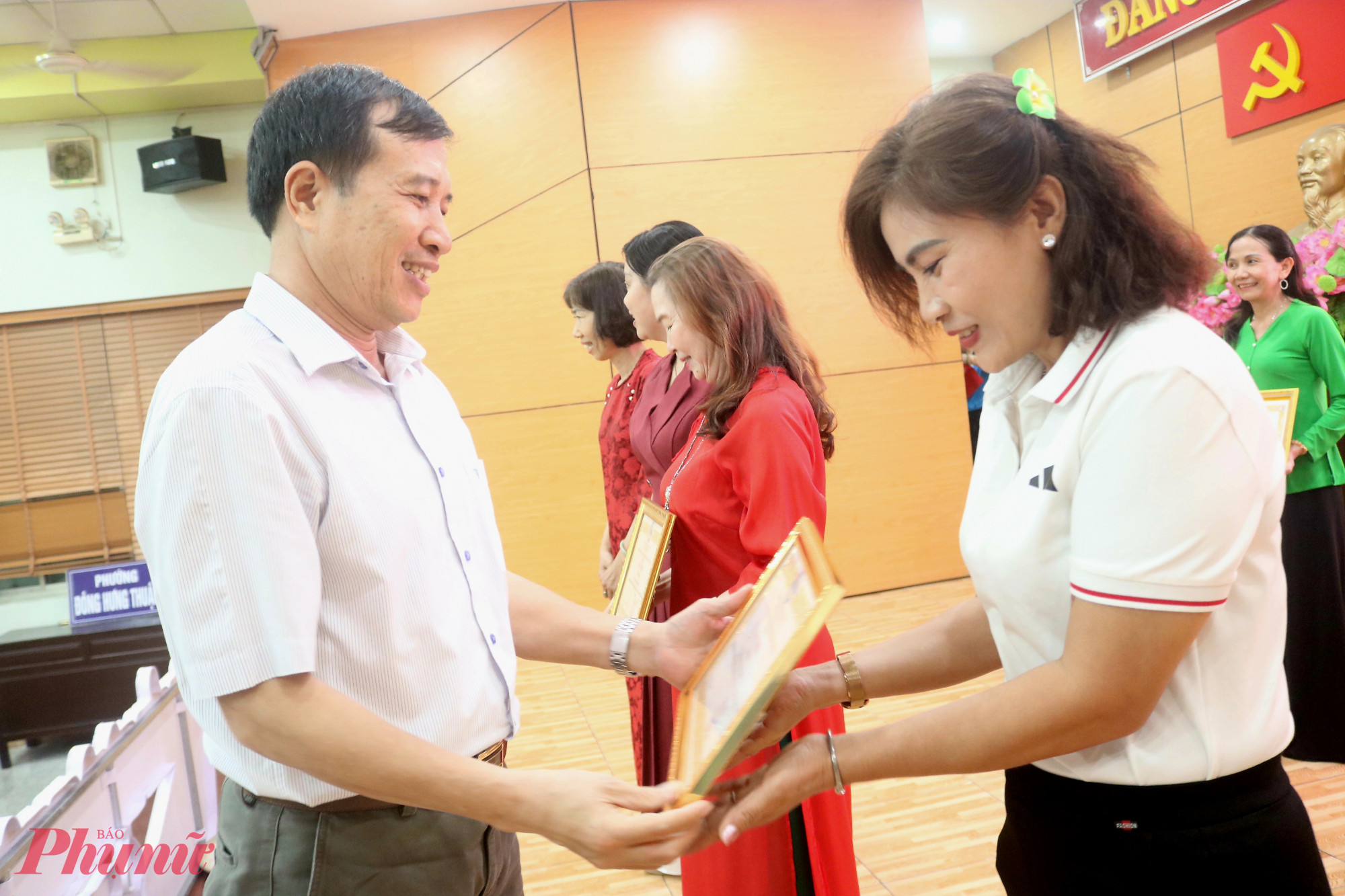 Ông Phạm Tiến Hải – Phó chủ tịch Ủy ban MTTQ Việt Nam phường Đông Hưng Thuận, Chủ tịch Hội Cựu chiến binh phường – trao giải ba đến đại diện đội thi số 2 – cụm 4 - Ảnh: Mẫn Nhi