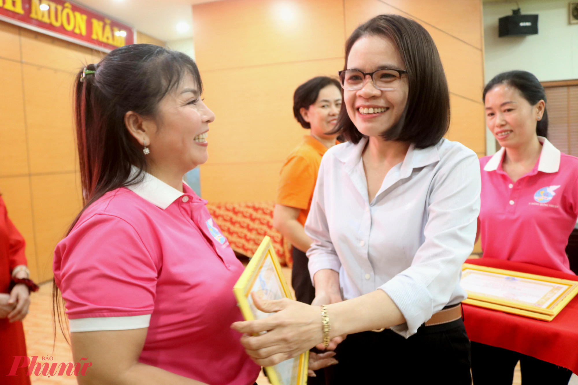 Bà Nguyễn Thị Kim Thoa – Phó trưởng phòng Văn hoá xã hội phường Đông Hưng Thuận – trao giải khuyến khích đến đại diện các đội - Ảnh: Mẫn Nhi