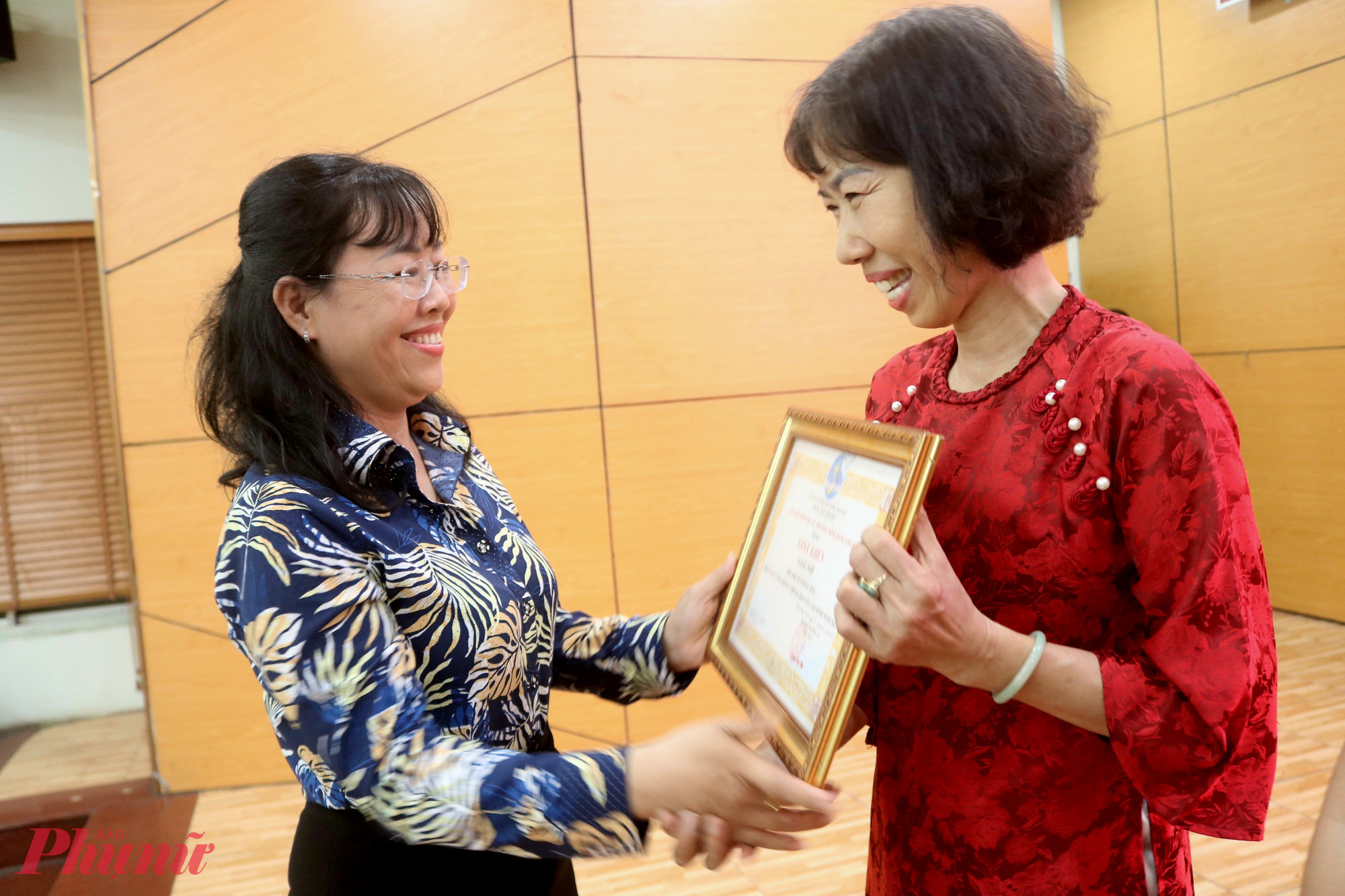 Bà Nguyễn Ngọc Yến – Phó chủ tịch Ủy ban MTTQ Việt Nam phường Đông Hưng Thuận, Chủ tịch Hội LHPN phường – trao giải nhì cho đại diện đội thi số 1 – cụm 2 - Ảnh: Mẫn Nhi