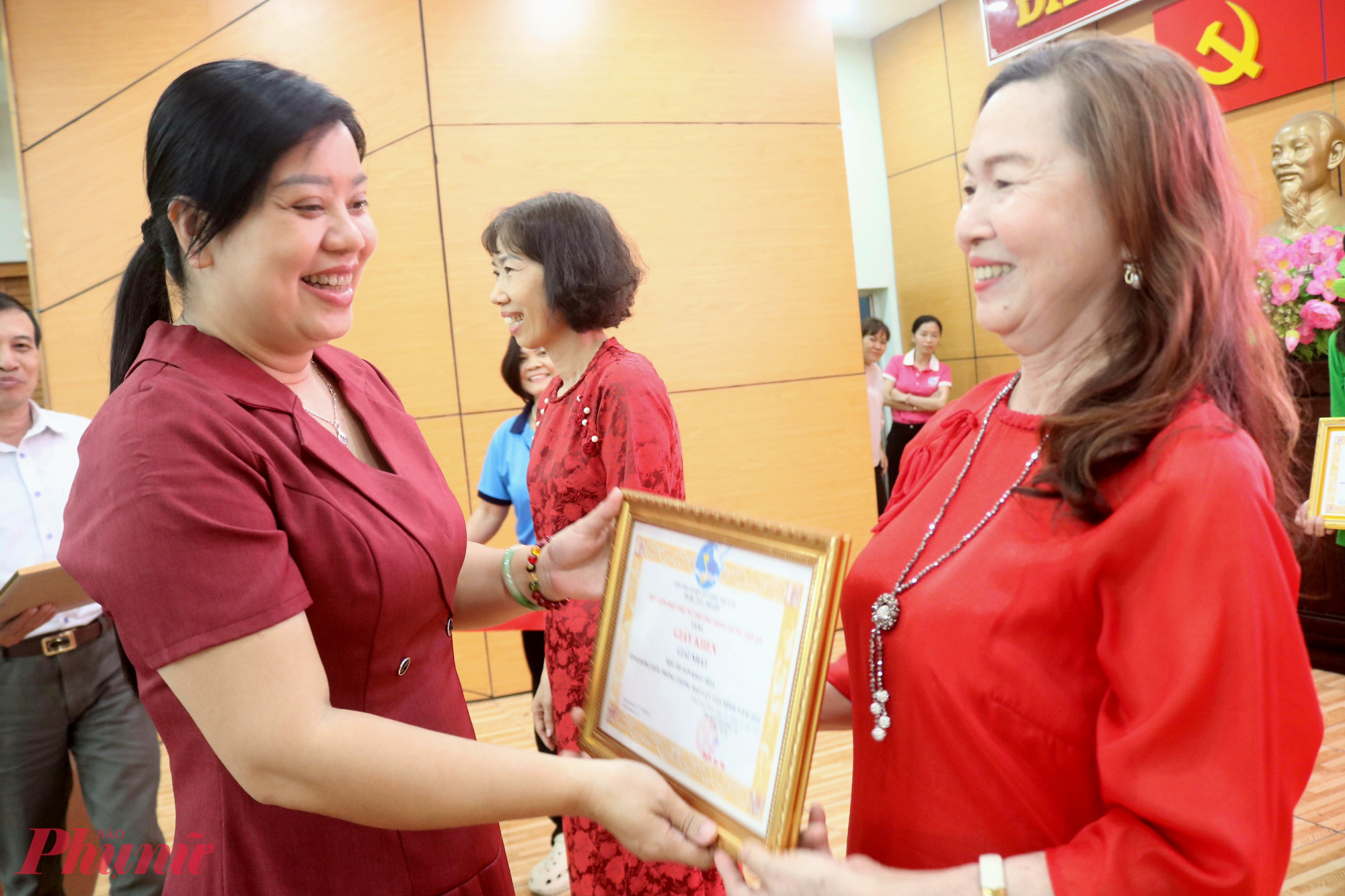 Bà Nguyễn Thị Ngoãn – Chủ tịch Ủy ban MTTQ Việt Nam phường Đông Hưng Thuận – trao giải nhất cho đại diện đội thi số 2 – cụm 3 - Ảnh: Mẫn Nhi