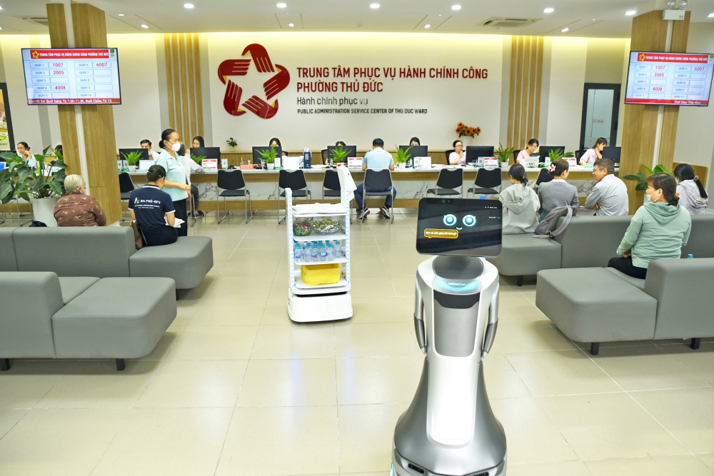 Trung tâm Phục vụ hành chính công phường Thủ Đức dùng robot làm lễ tân để hướng dẫn người dân làm thủ tục hành chính ẢNH: THANH TÂM