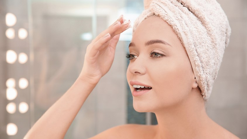 Bên cạnh các phương pháp từ thiên nhiên, bạn có thể đầu tư các sản phẩm ủ tóc và thực hiện tại nhà. Trên thị trường hiện nay, nhiều thương hiệu uy tín đã cho ra đời những dòng sản phẩm dưỡng tóc chất lượng, phù hợp với từng tình trạng tóc khác nhau. Tuy nhiên, bạn nên tuân thủ hướng dẫn sử dụng trên bao bì sản phẩm và điều chỉnh thời gian ủ tùy theo tình trạng tóc. Thông thường, thời gian ủ từ 3-10 phút là đủ để các dưỡng chất thẩm thấu vào sợi tóc. Với tóc hư tổn nặng, có thể kéo dài thời gian lên đến 15 phút để đạt hiệu quả tối ưu.