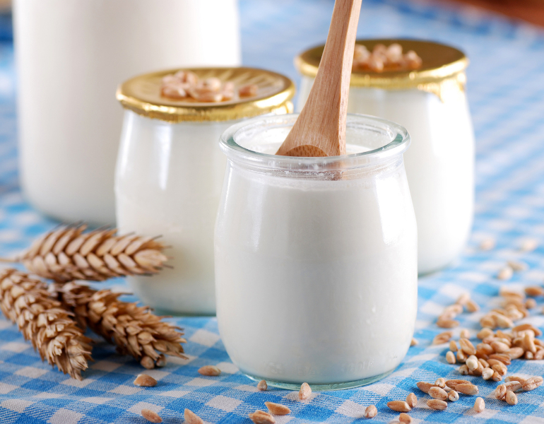 Ủ tóc bằng sữa chua cũng là phương pháp dưỡng phục hồi tự nhiên, phù hợp cho mái tóc khô xơ, hư tổn hoặc mất độ bóng. Trong sữa chua chứa protein, axit lactic và các vi khuẩn có lợi giúp làm sạch nhẹ da đầu, đồng thời cấp ẩm sâu và làm mềm sợi tóc mà không gây bết nặng. Khi thoa lên tóc, hỗn hợp sữa chua còn giúp giảm xơ rối, tăng độ đàn hồi và mang lại độ bóng khỏe tự nhiên. Bạn có thể dùng khoảng nửa đến một hũ sữa chua không đường, thoa đều từ chân đến ngọn, mát xa nhẹ nhàng rồi quấn tóc bằng khăn ấm. Ủ trong khoảng 20 - 30 phút và gội lại bằng dầu gội dịu nhẹ, bạn sẽ cảm thấy mái tóc mềm mại, mượt mà và phục hồi trông thấy - Ảnh: Pinterest