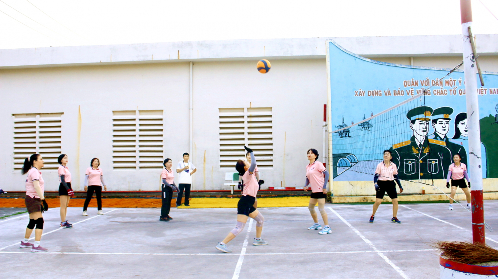 Câu lạc bộ Bóng chuyền hơi nữ phường Tân Bình tập luyện đều đặn mỗi ngày tại sân bóng 367