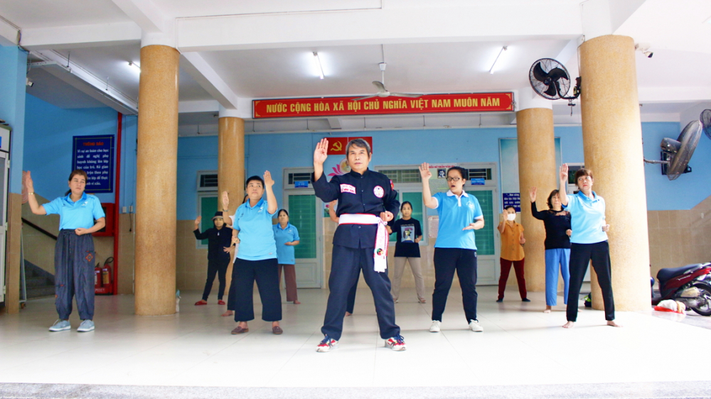 Võ sư Lê Minh Hùng dạy những động tác  võ tự vệ cho chị em phụ nữ tại phường Tân Hòa