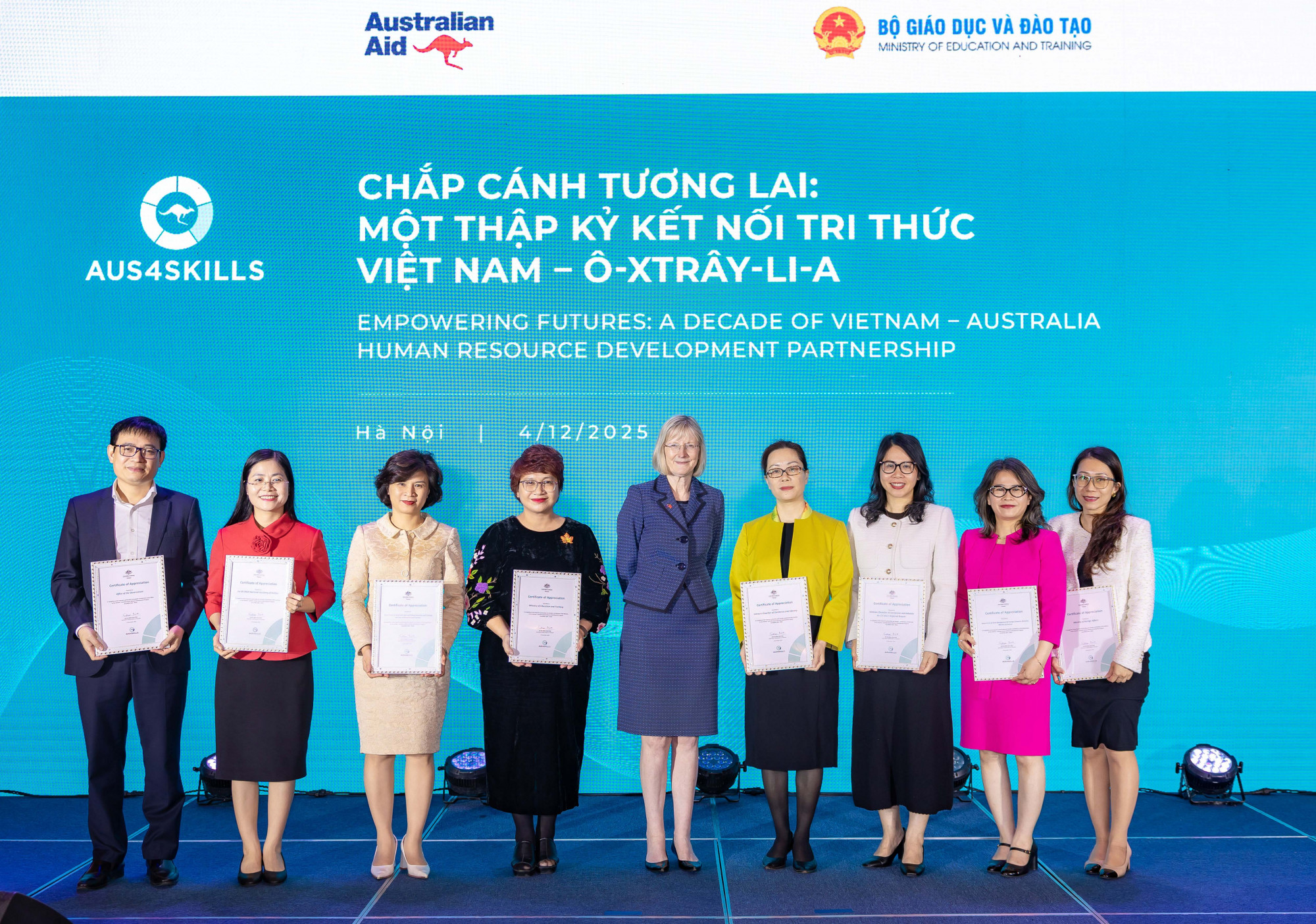 Bà Gillian Bird PSM, Đại sứ Úc tại Việt Nam trao tặng chứng nhận ghi nhận cho các đối tác Việt Nam của chương trình Aus4Skills.