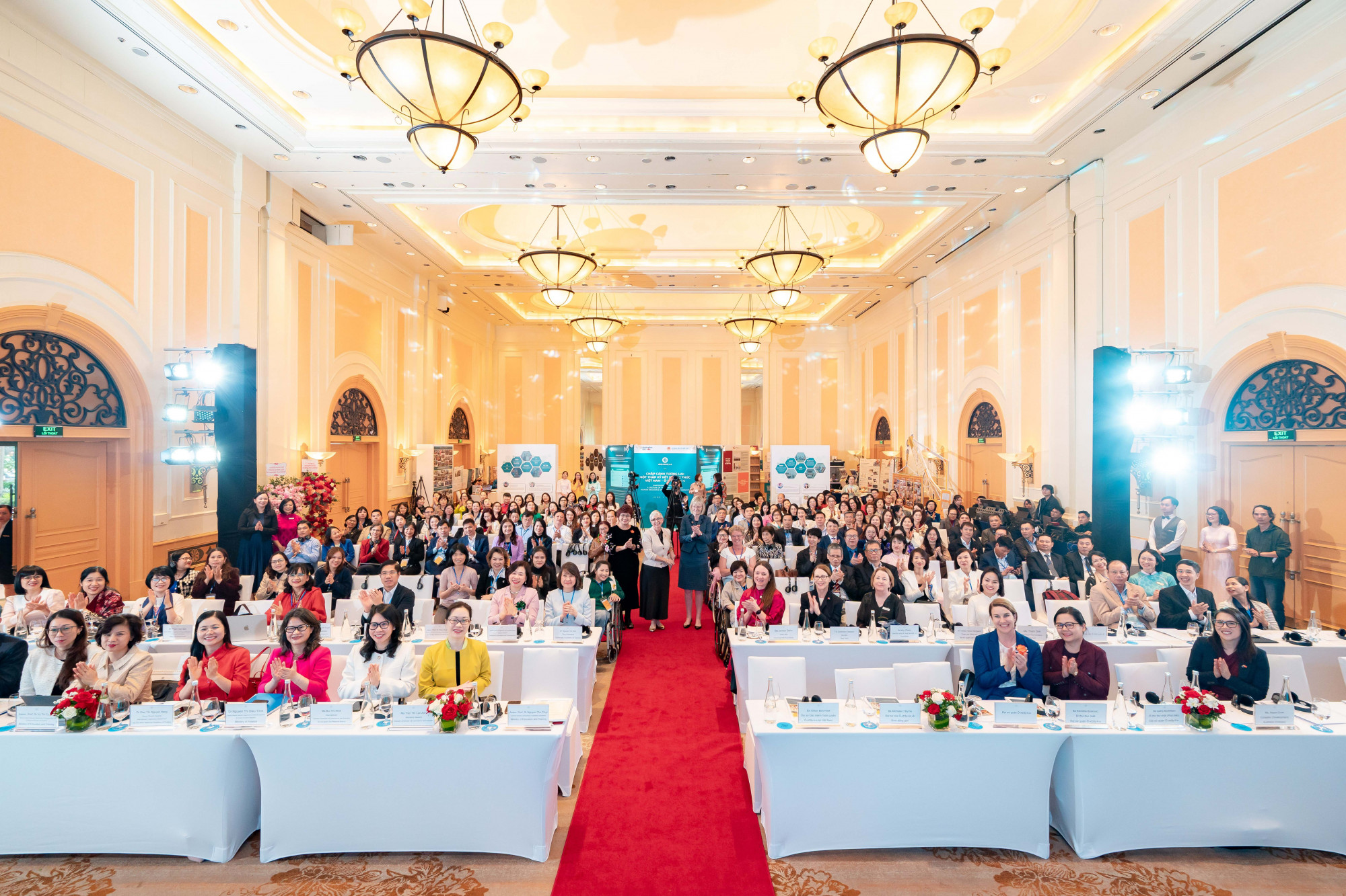 Sự kiện có sự tham gia của gần 200 đại biểu và cựu sinh viên - Ảnh: BTC