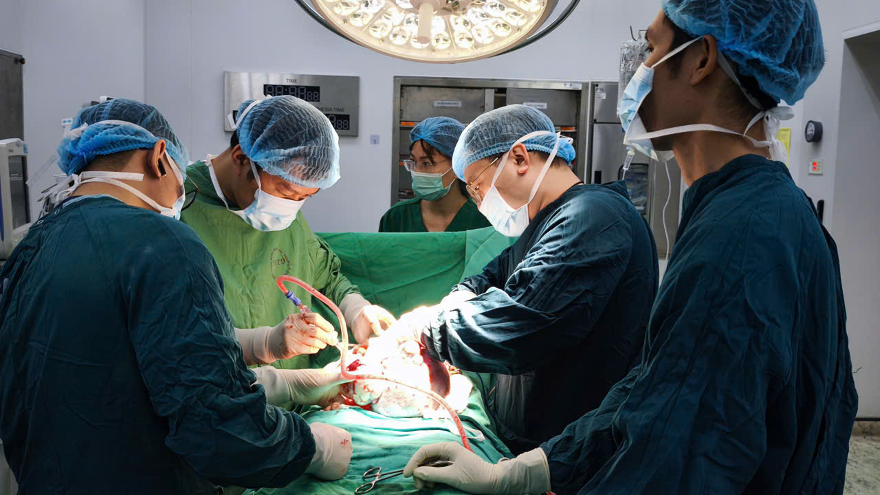 Các bác sĩ phẫu thuật cắt khối u buồng trứng khổng lồ cho bệnh nhân 20 tuổi - ảnh: T.S