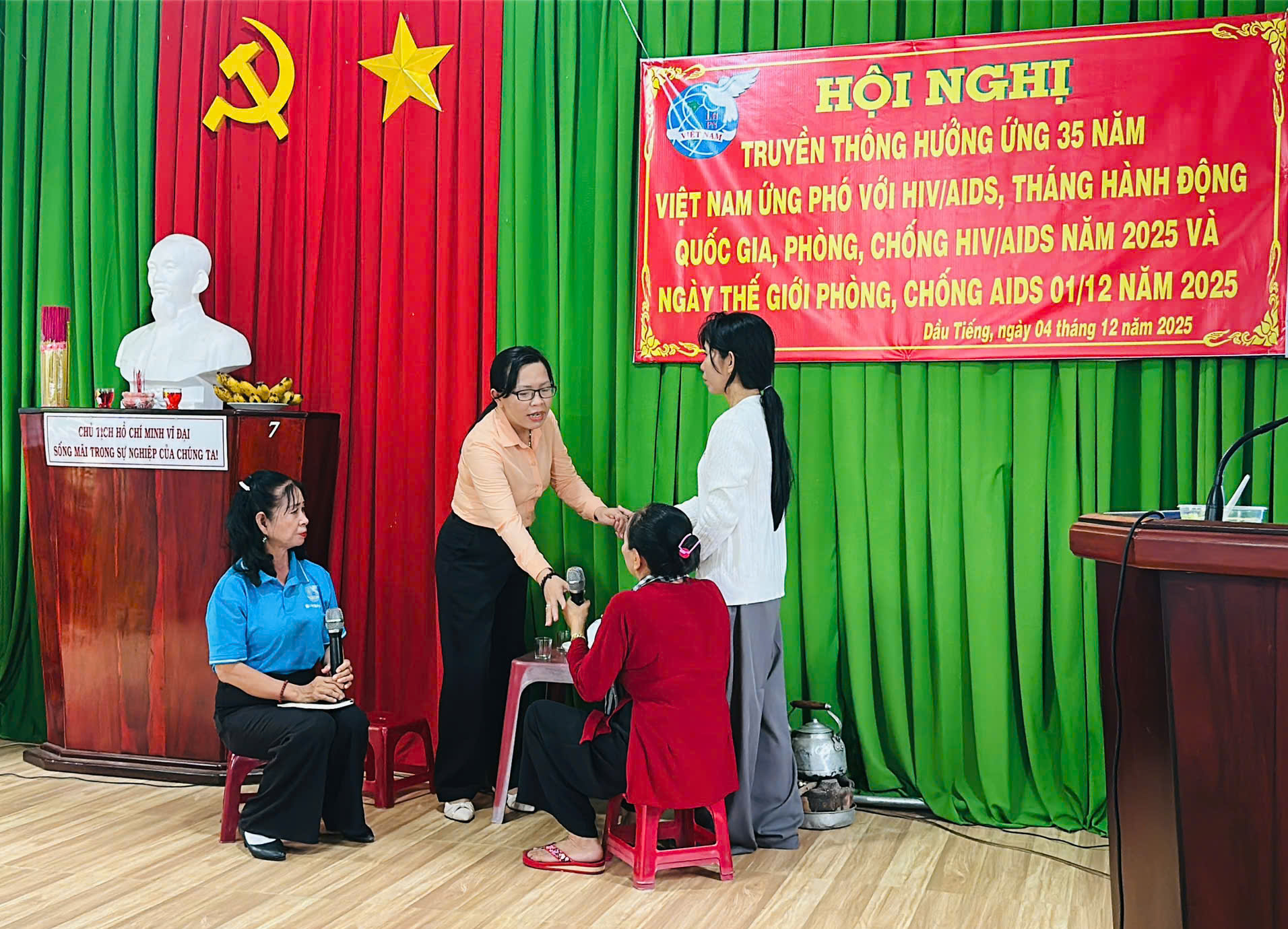 Một tiết mục biểu diễn tiểu phẩm truyền thông 'Mẹ ơi con đã về giúp cán bộ, hội viên, phụ nữ nhận thức rõ hơn và không kỳ thị với người bị nhiễm HIV/AIDS.  , qua đó nắm vững kiến thức để tuyên truyền trong hội viên phụ nữ tại chi hội