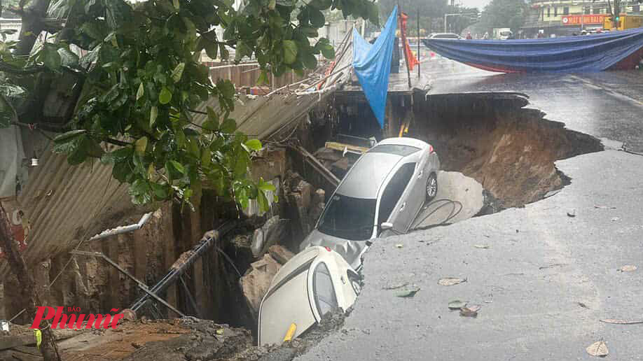 Thời điểm xảy ra sụt lún, 2 chiếc xe ô tô và 1 công nhân bị nuốt xuống hố