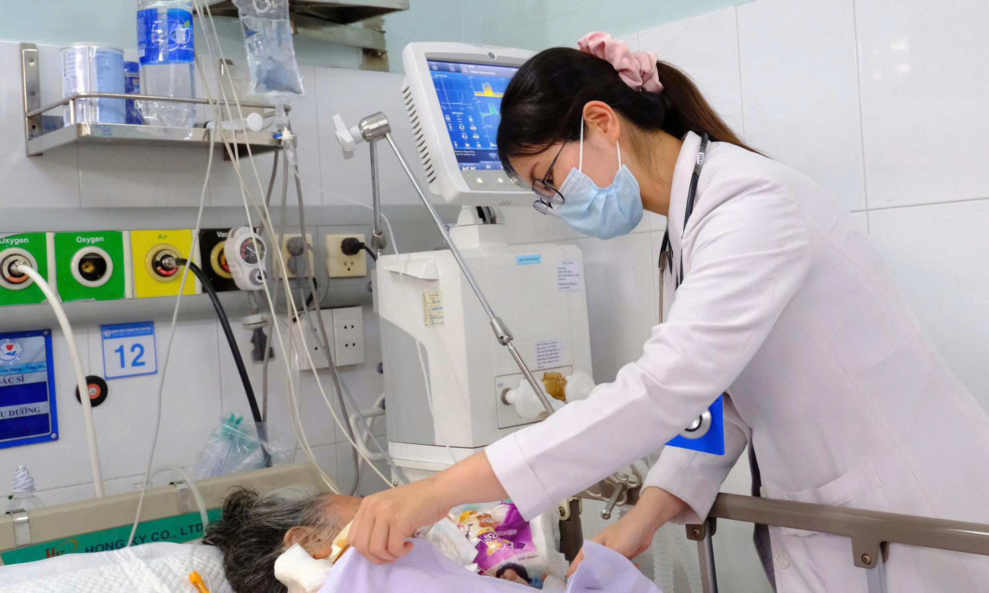 Bác sĩ Bệnh viện Đa khoa Thủ Đức thăm khám cho người bệnh, ảnh BVCC