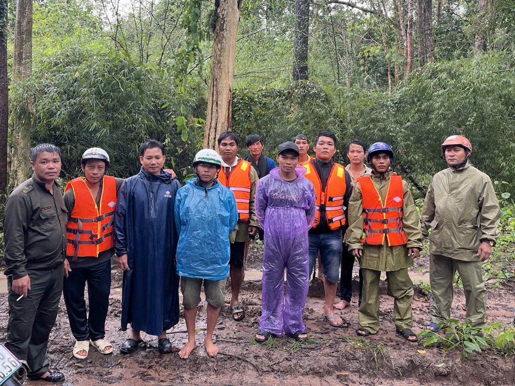 Công an xã kịp thời giải cứu 6 người bị cô lập do mưa lớn - Ảnh: CACC